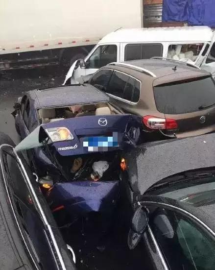 行車記錄儀視頻曝光!滬蓉高速25車連環(huán)相撞原因找到了 行車記錄儀視頻曝光!滬蓉高速25車連環(huán)相撞原因找到了