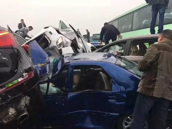 行車記錄儀視頻曝光!滬蓉高速25車連環(huán)相撞原因找到了 行車記錄儀視頻曝光!滬蓉高速25車連環(huán)相撞原因找到了